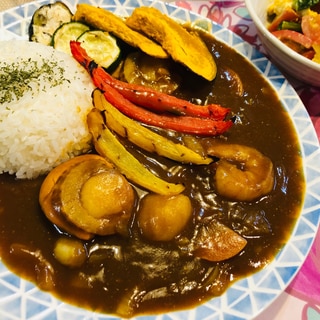 海老ホタテたっぷりの海鮮カレー！夏野菜のグリル乗せ